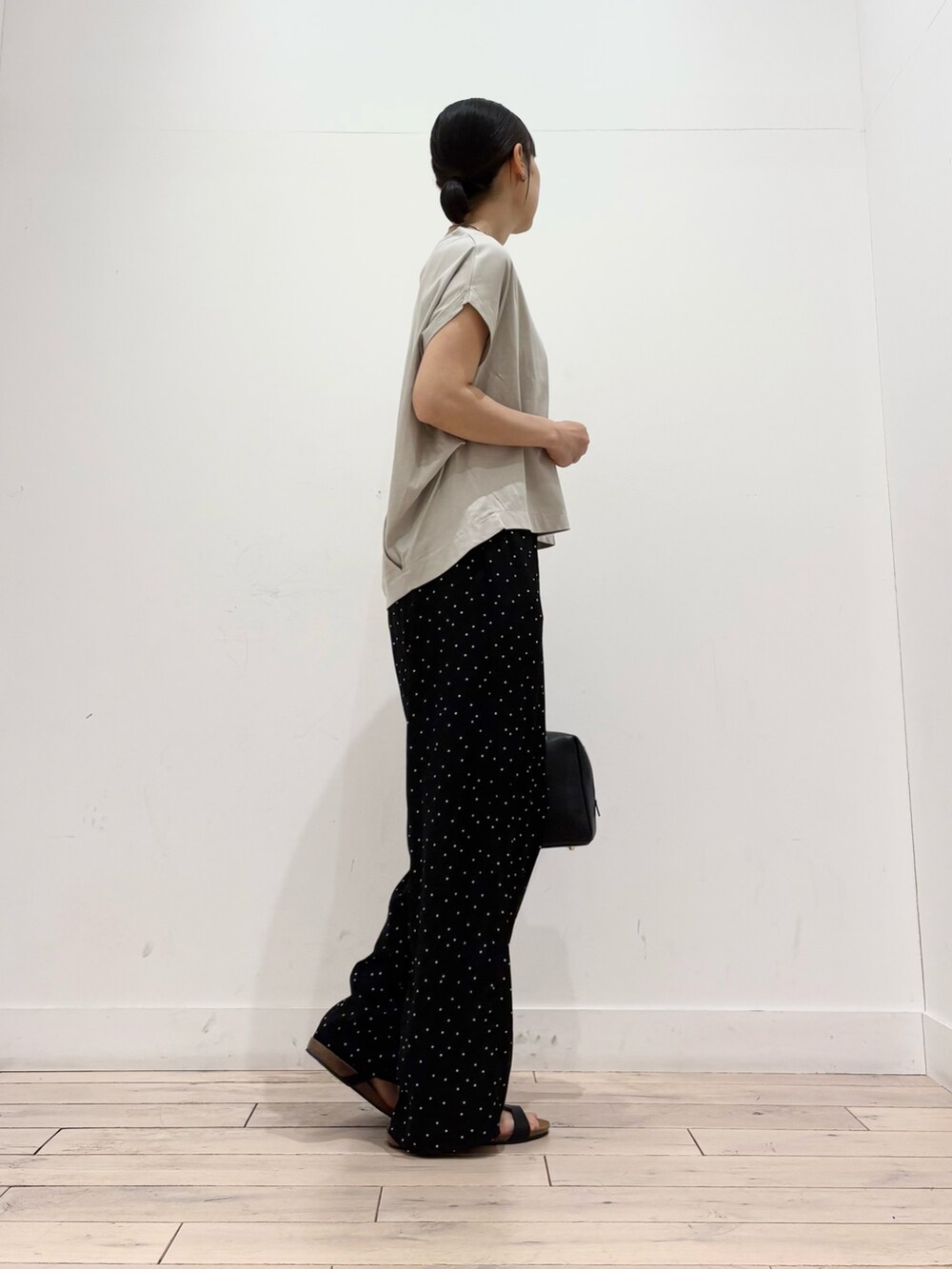ブラック系のその他パンツ、ブラック系のボストンバッグ、ブラック系のサンダルを着用したレディースの夏コーディネートの4枚目の写真