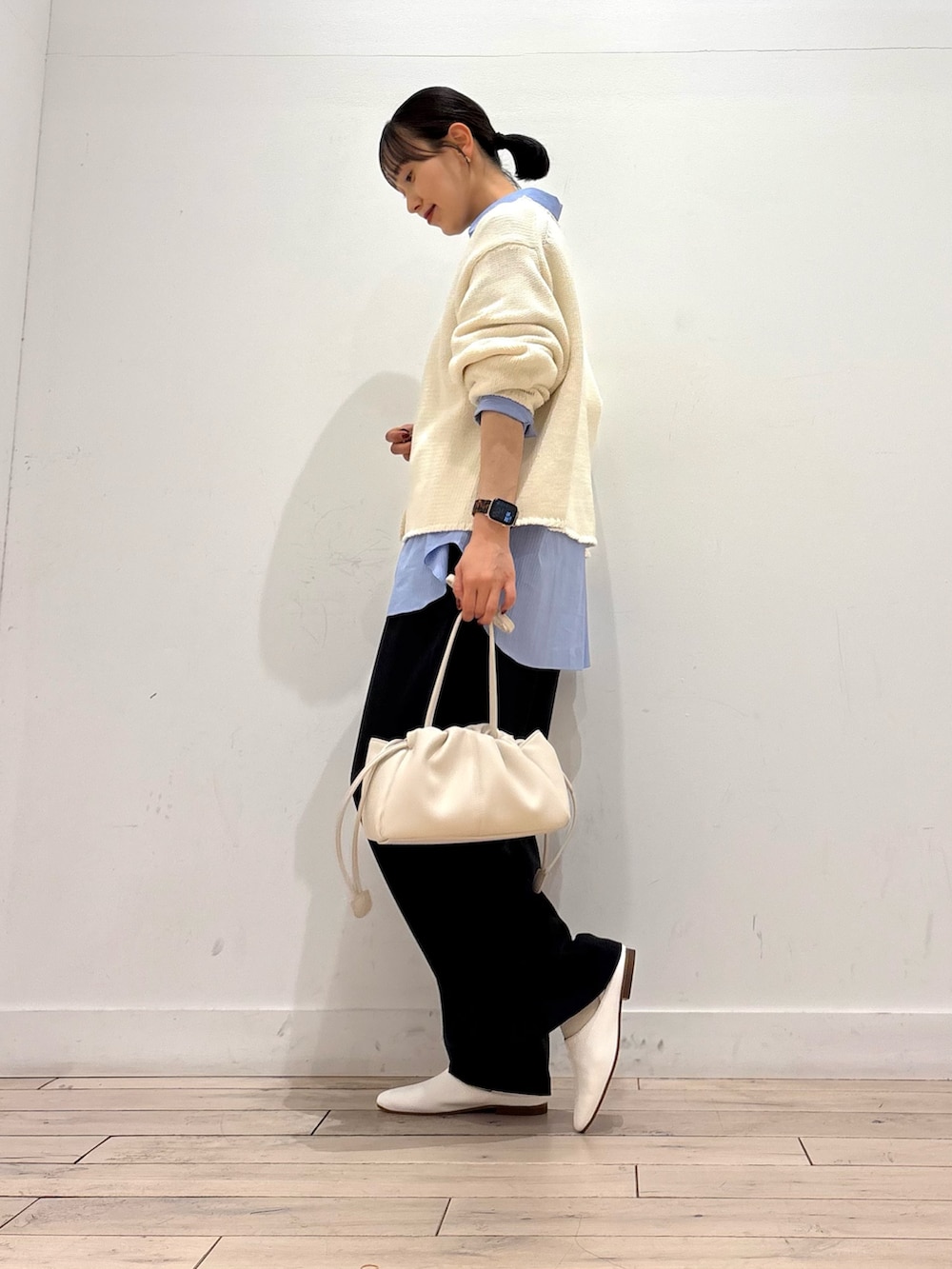 ホワイト系のカーディガン/ボレロ、ブルー系のシャツ/ブラウス、ホワイト系のその他シューズを着用したレディースの春コーディネートの4枚目の写真