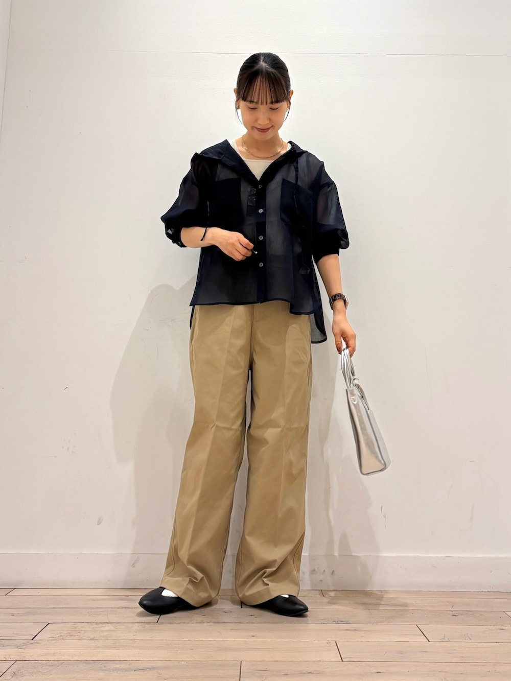 ベージュ系のその他パンツ、シルバー系のトートバッグ、ブラック系のパンプスを着用したレディースの夏コーディネートの2枚目の写真