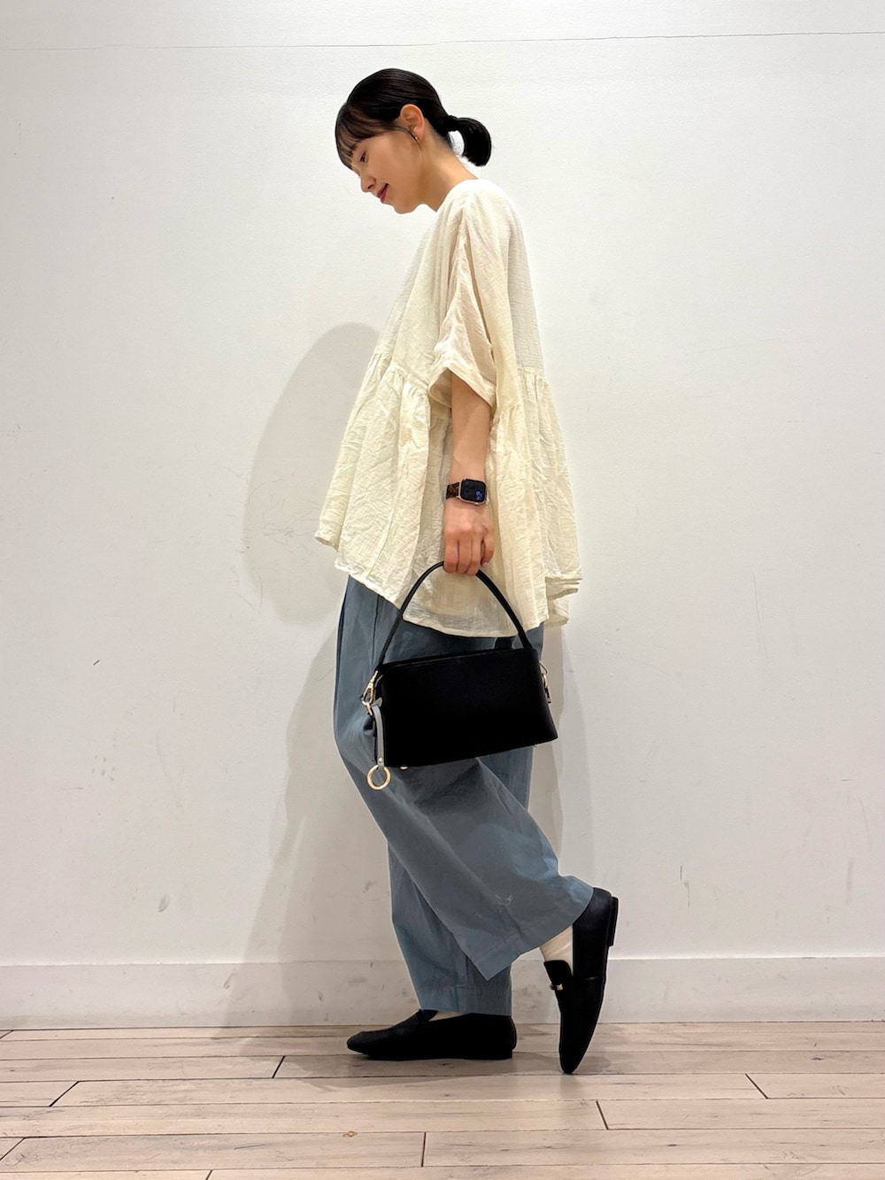 ホワイト系のTシャツ/カットソー、ブルー系のその他パンツ、ブラック系のショルダーバッグを着用したレディースの春コーディネートの3枚目の写真