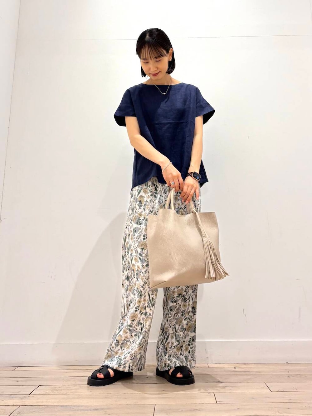 「イージーパンツ、ママコーデ、RODESKO、フラワープリント、SMELLY、アーバンリサーチドアーズ、リネン、ドアーズ、ストレート×イエベ春、夏カラーコーデ、夏の涼しげパンツコーデ、万能ブラウスコーデ」｜「SMELLYのSMELLY so’　grain necklace（ネックレス、シルバー系）」を使った、amiさん（レディース・160cm）の夏コーディネートの2枚目の写真