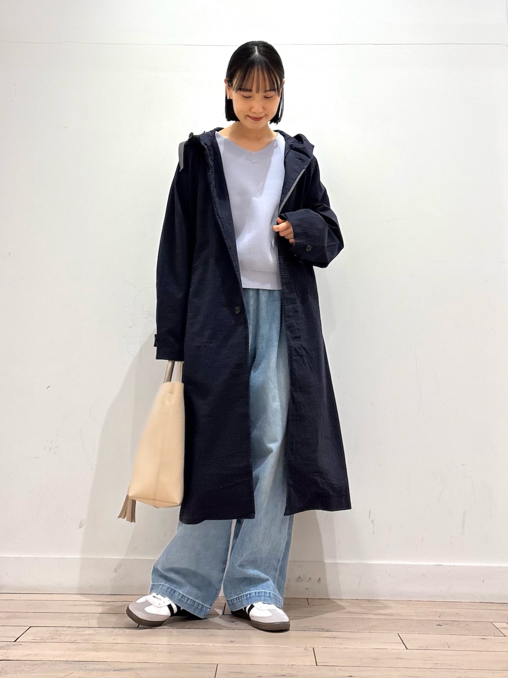 ブルー系のその他アウター、パープル系のニット/セーター、ホワイト系のスニーカーを着用したレディースの冬コーディネートの2枚目の写真