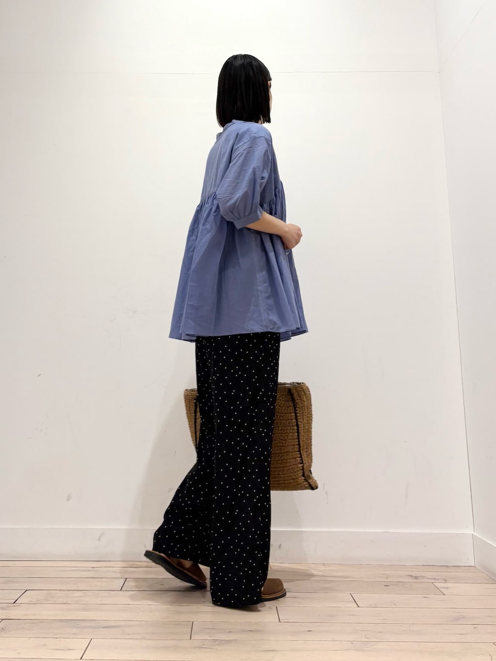 ブルー系のシャツ/ブラウス、ブラック系のその他パンツ、ベージュ系のトートバッグを着用したレディースの夏コーディネートの4枚目の写真