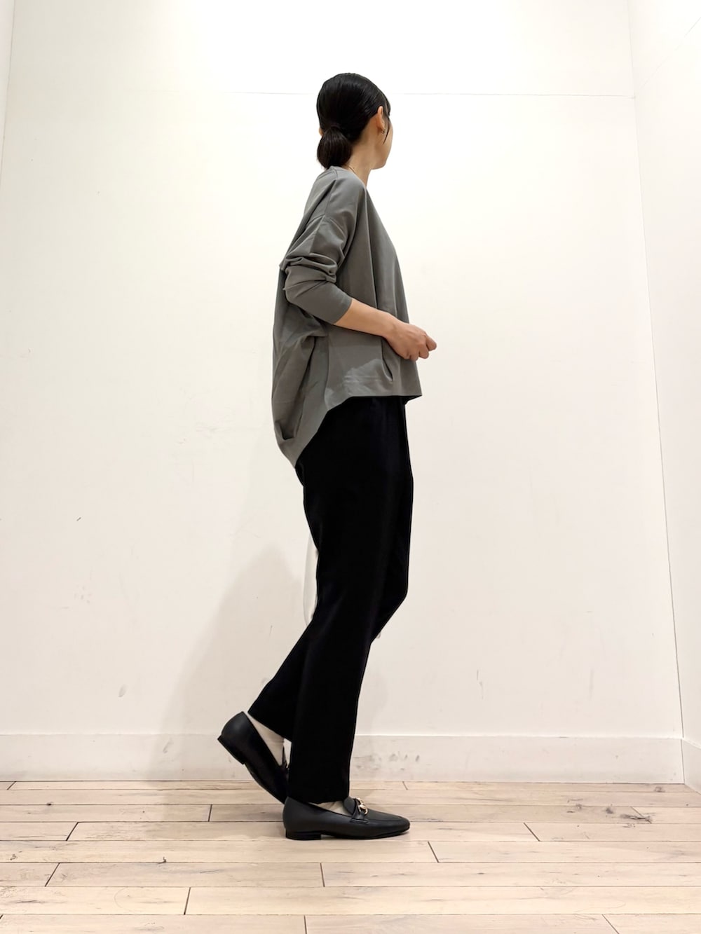 ブルー系のTシャツ/カットソー、ブラック系のその他パンツ、シルバー系のトートバッグを着用したレディースの秋コーディネートの3枚目の写真