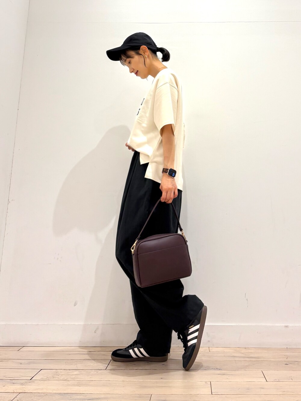 ブラック系のその他パンツ、ホワイト系のTシャツ/カットソー、ブラック系のスニーカーを着用したレディースの夏コーディネートの3枚目の写真