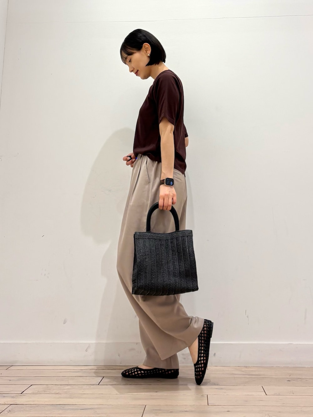 ブラウン系のTシャツ/カットソー、ベージュ系のその他パンツ、ブラック系のサンダルを着用したレディースの春コーディネートの4枚目の写真