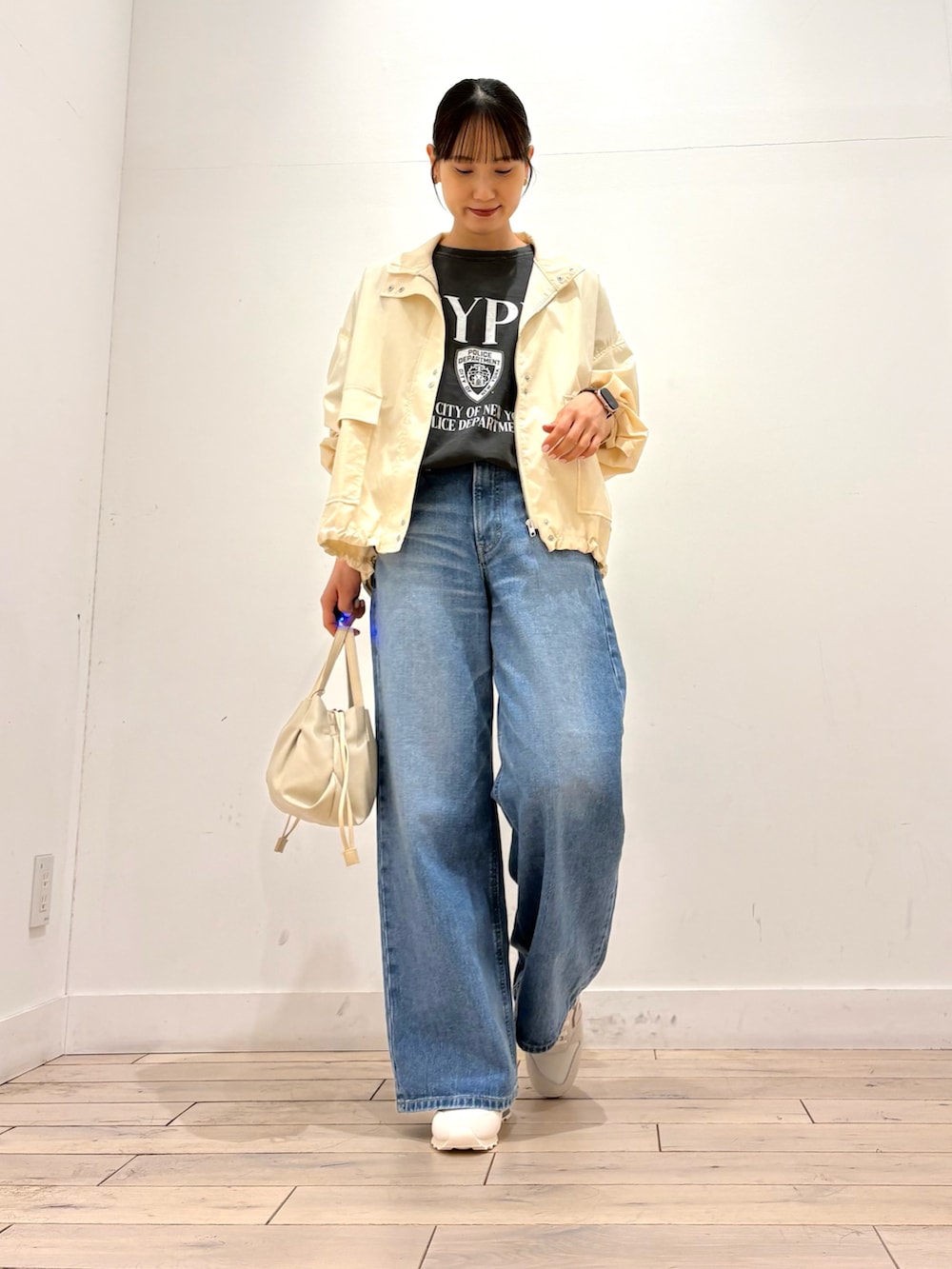 ブラック系のTシャツ/カットソー、ホワイト系のブルゾン、ホワイト系のスニーカーを着用したレディースの春コーディネートの3枚目の写真