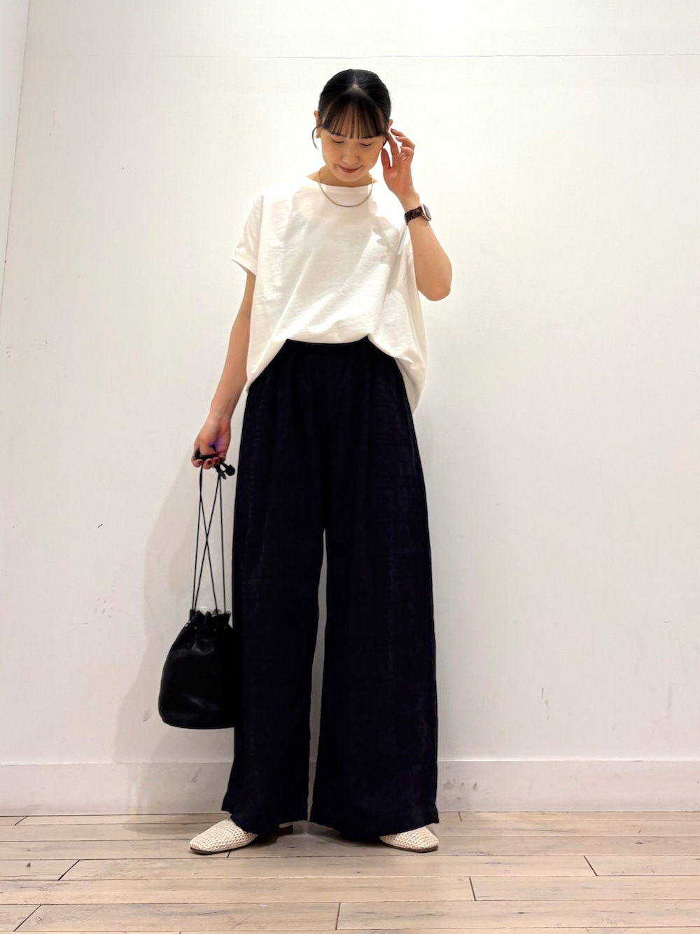 ホワイト系のTシャツ/カットソー、ブルー系のその他パンツ、ブラック系のショルダーバッグを着用したレディースの夏コーディネートの2枚目の写真