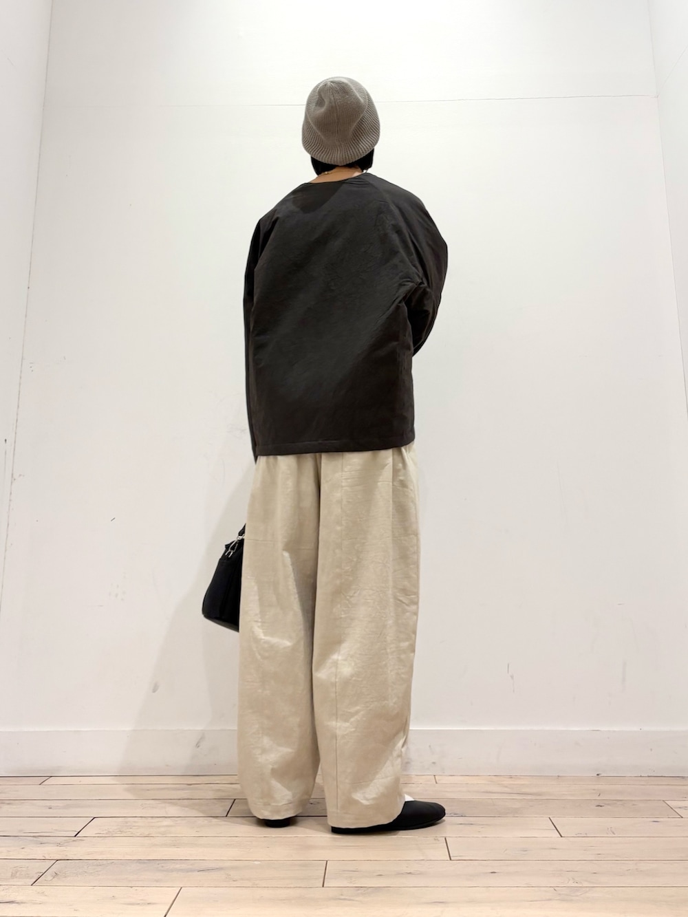 グレー系のダウンジャケット/コート、ブラック系のTシャツ/カットソー、ホワイト系のその他パンツを着用したレディースの秋コーディネートの3枚目の写真