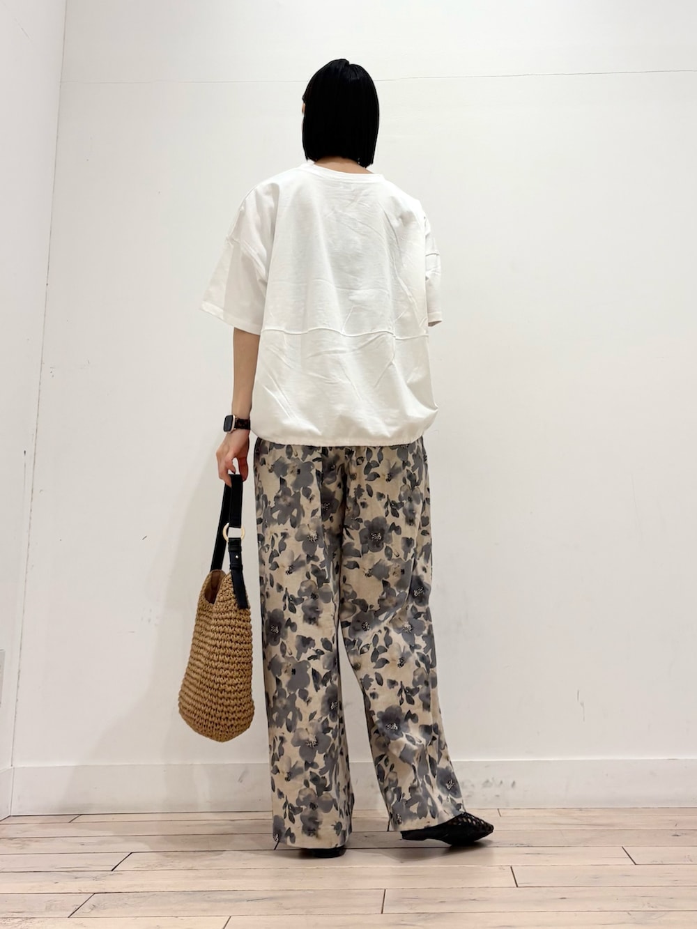 ホワイト系のTシャツ/カットソー、グレー系のその他パンツ、イエロー系のトートバッグを着用したレディースの春コーディネートの5枚目の写真