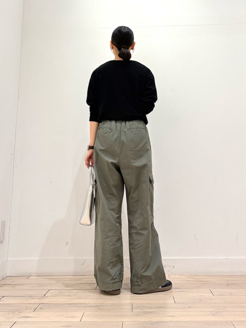ブラック系のTシャツ/カットソー、グリーン系のその他パンツ、シルバー系のトートバッグを着用したレディースの秋コーディネートの4枚目の写真