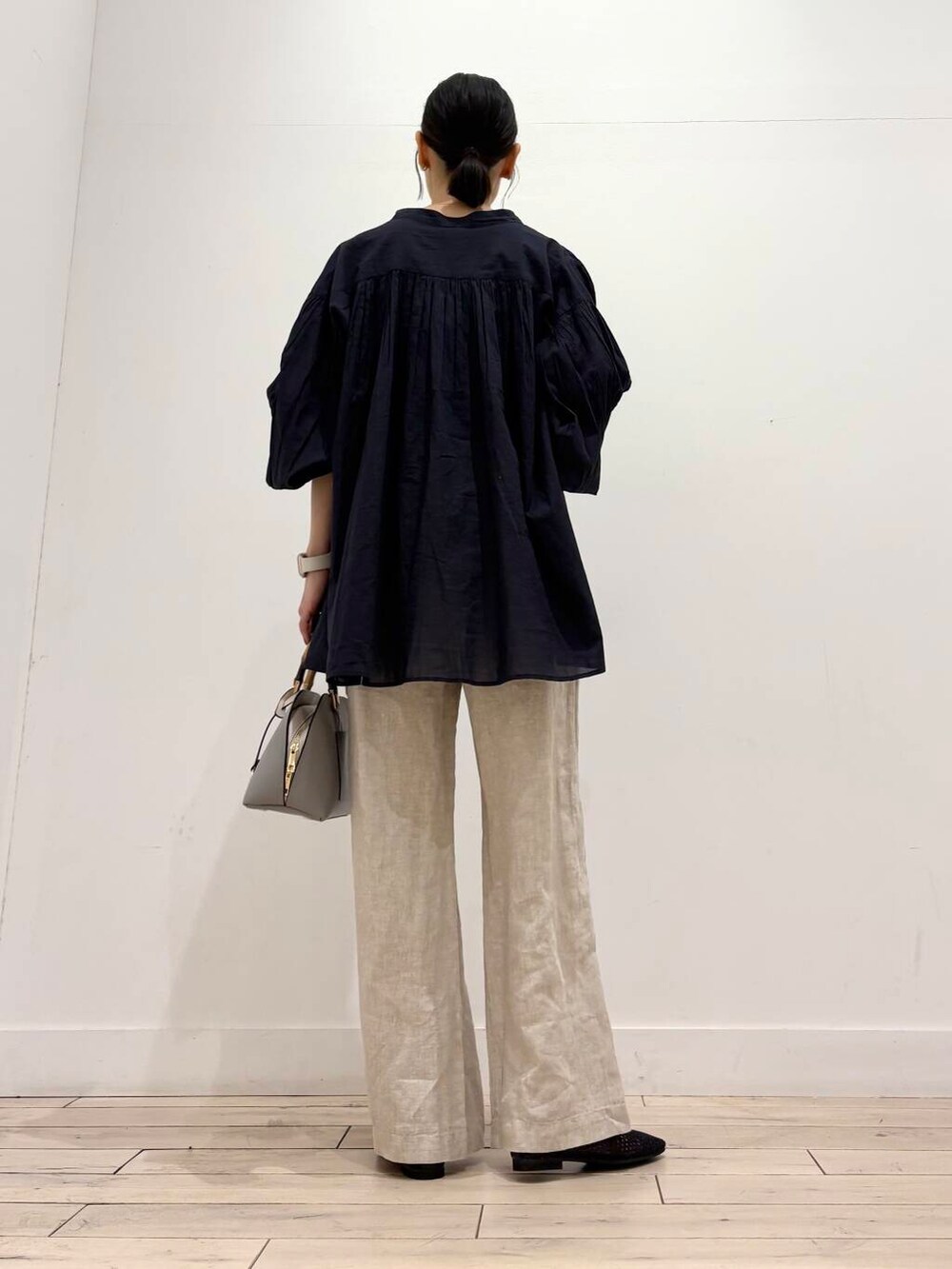 ベージュ系のその他パンツ、ブルー系のシャツ/ブラウス、ブラック系のバレエシューズを着用したレディースの春コーディネートの4枚目の写真