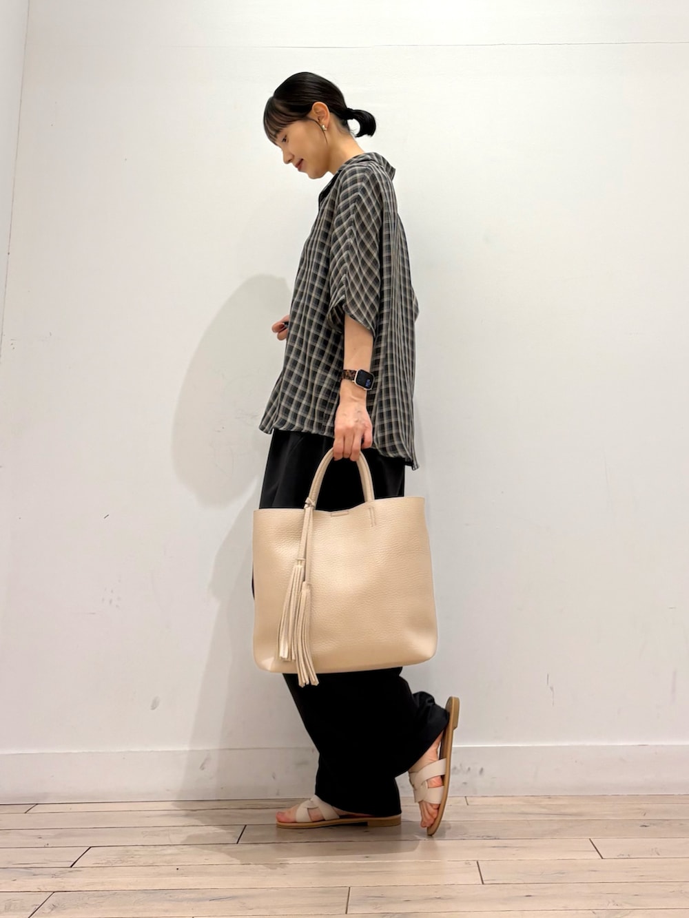ホワイト系のトートバッグ、グレー系のその他パンツ、ベージュ系のシャツ/ブラウスを着用したレディースの夏コーディネートの3枚目の写真