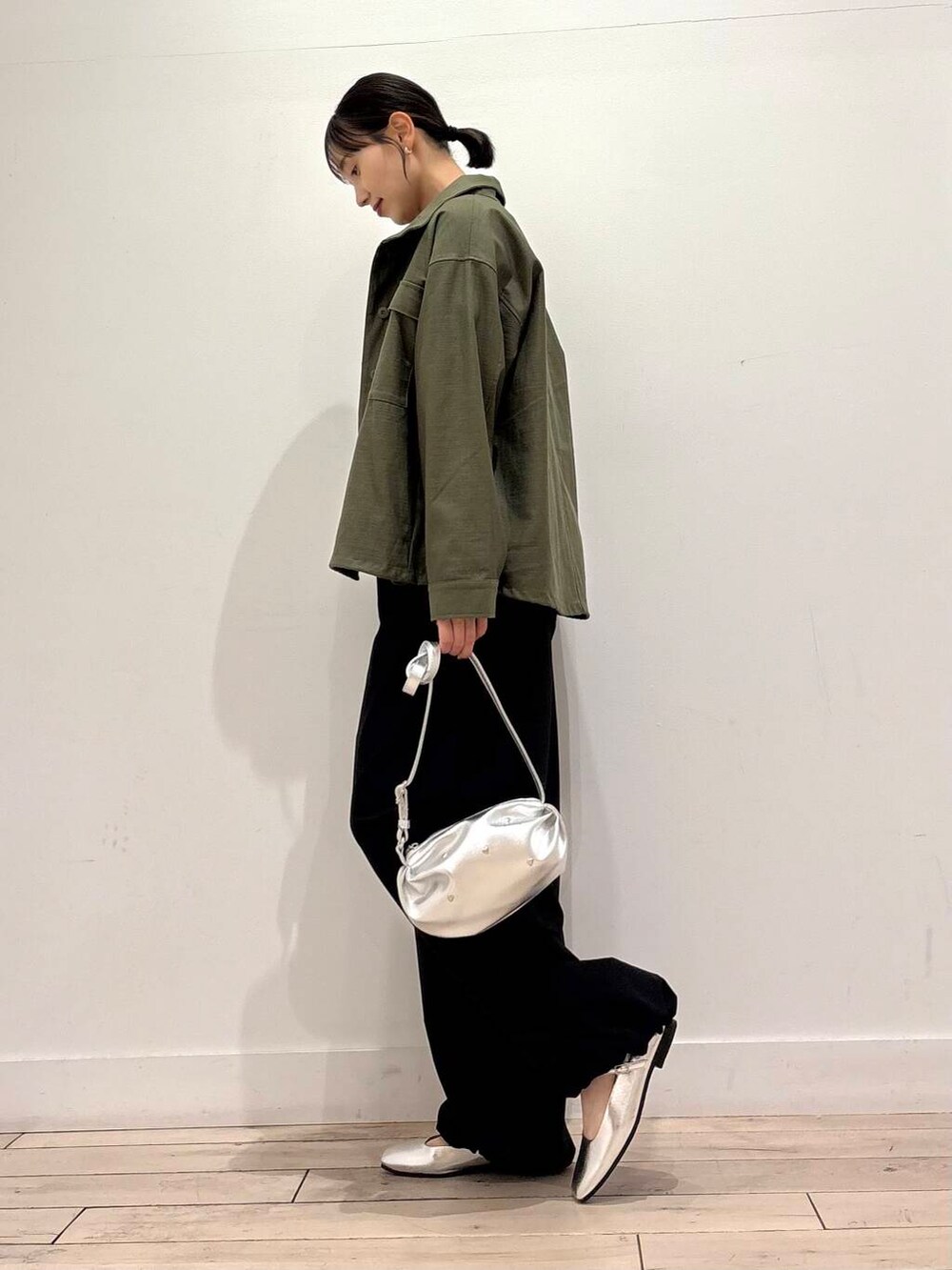 シルバー系のショルダーバッグ、ブラック系のワンピース、シルバー系のパンプスを着用したレディースの春コーディネートの6枚目の写真