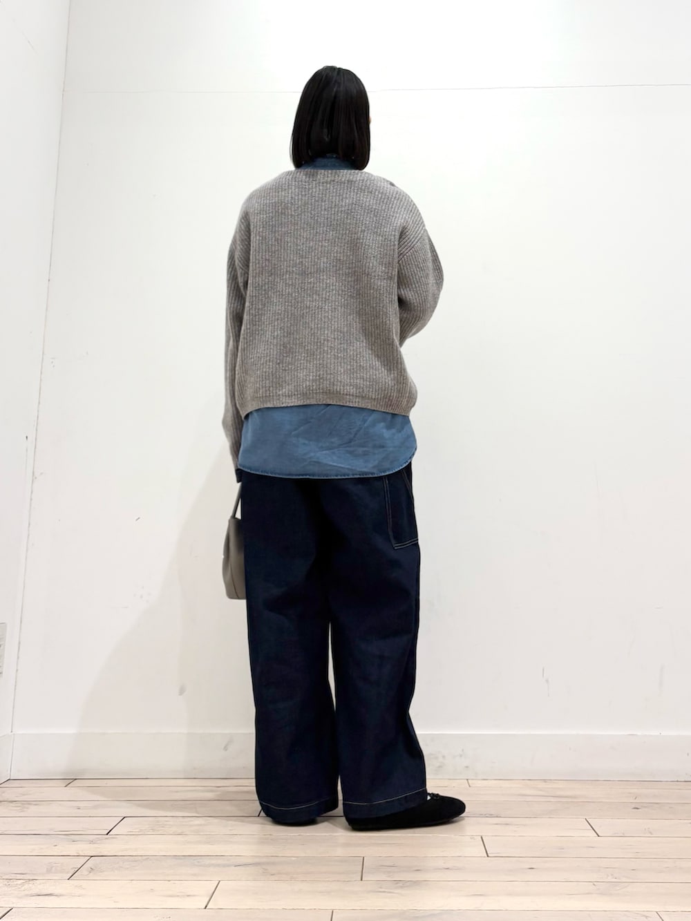 グレー系のニット/セーター、ブルー系のシャツ/ブラウス、ブルー系のその他パンツを着用したレディースの秋コーディネートの4枚目の写真