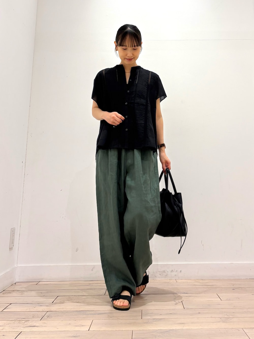 ブラック系のシャツ/ブラウス、グリーン系のその他パンツ、ブラック系のショルダーバッグを着用したレディースの夏コーディネートの3枚目の写真