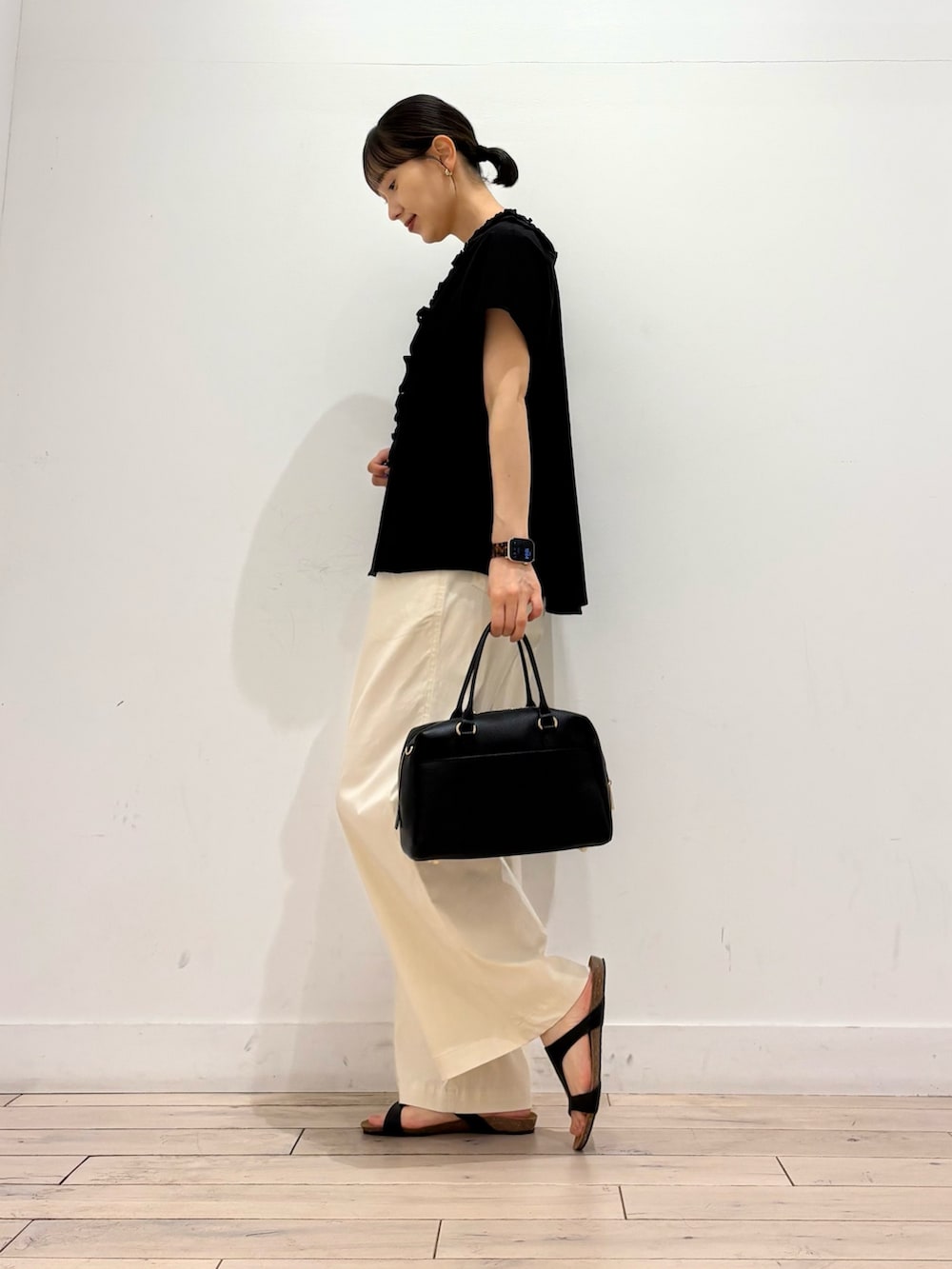 ブラック系のシャツ/ブラウス、ホワイト系のその他パンツ、ブラック系のボストンバッグを着用したレディースの夏コーディネートの3枚目の写真