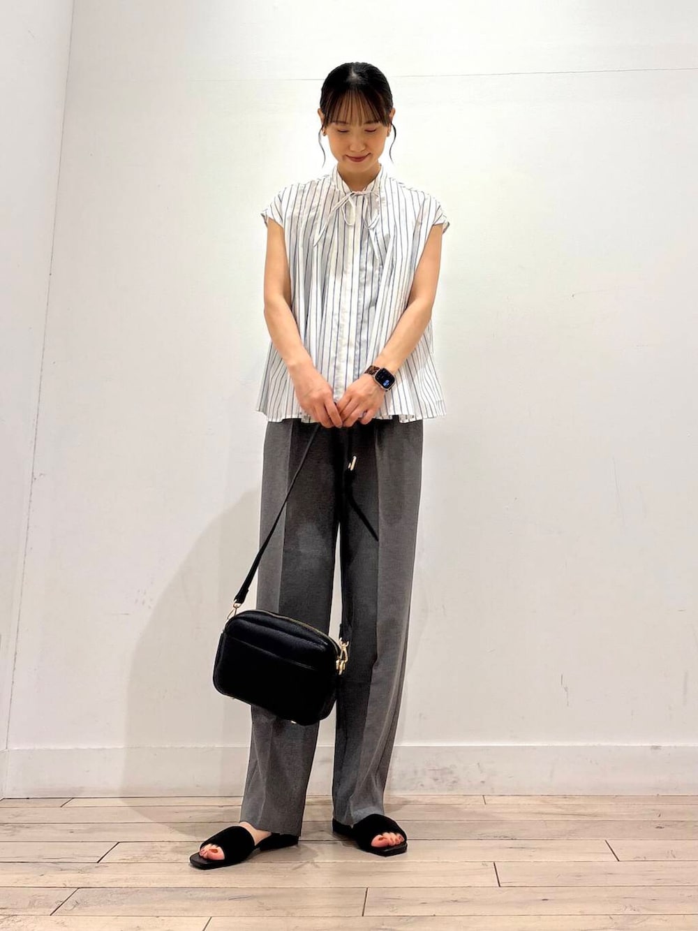 ブラック系のショルダーバッグ、グレー系のその他パンツ、ホワイト系のシャツ/ブラウスを着用したレディースの夏コーディネートの2枚目の写真