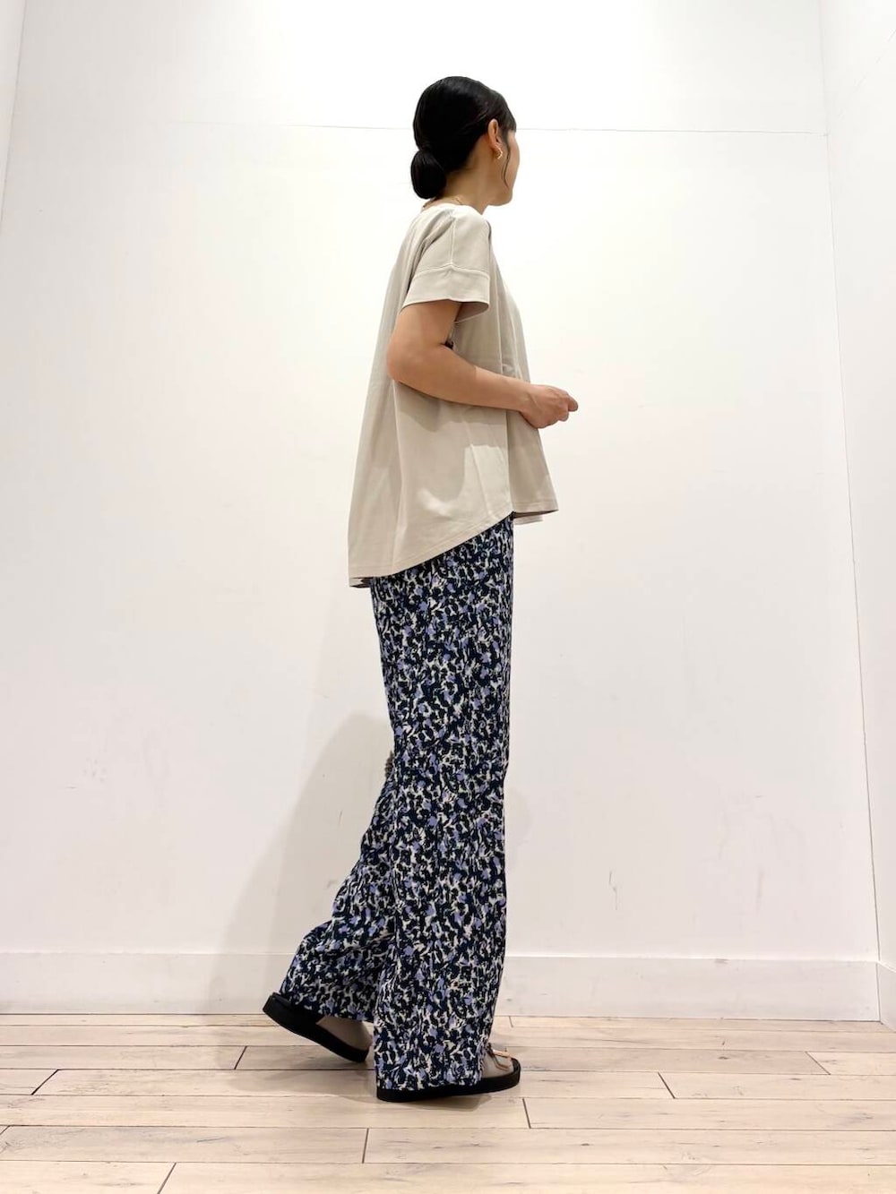 「イージーパンツ、ママコーデ、RODESKO、SMELLY、アーバンリサーチドアーズ、ドアーズ、ストレート×イエベ春、きれいめ派のtシャツコーデ、私が選ぶセールアイテム25ss」｜「RODE SKOのペーパーショルダートートバッグ（トートバッグ、グレー系）」を使った、amiさん（レディース・160cm）の夏コーディネートの4枚目の写真