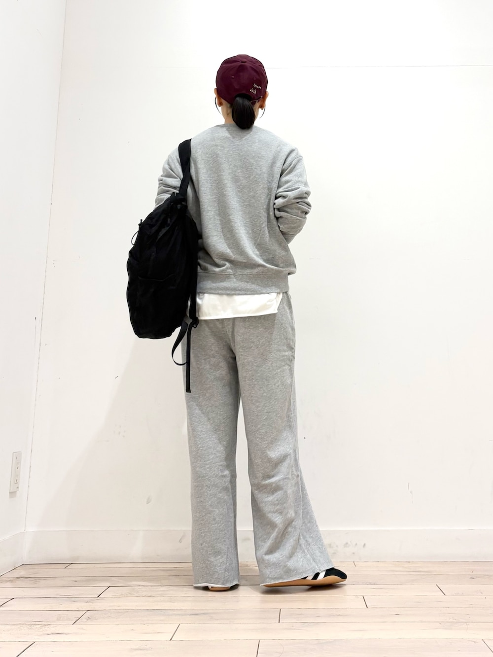 グレー系のスウェット、グレー系のその他パンツ、ブラック系のバックパック/リュックを着用したレディースの秋コーディネートの5枚目の写真