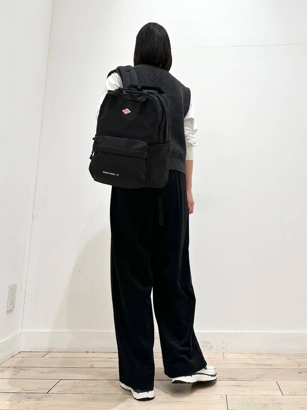 ホワイト系のTシャツ/カットソー、ブラック系のその他パンツ、ホワイト系のスニーカーを着用したレディースの秋コーディネートの4枚目の写真
