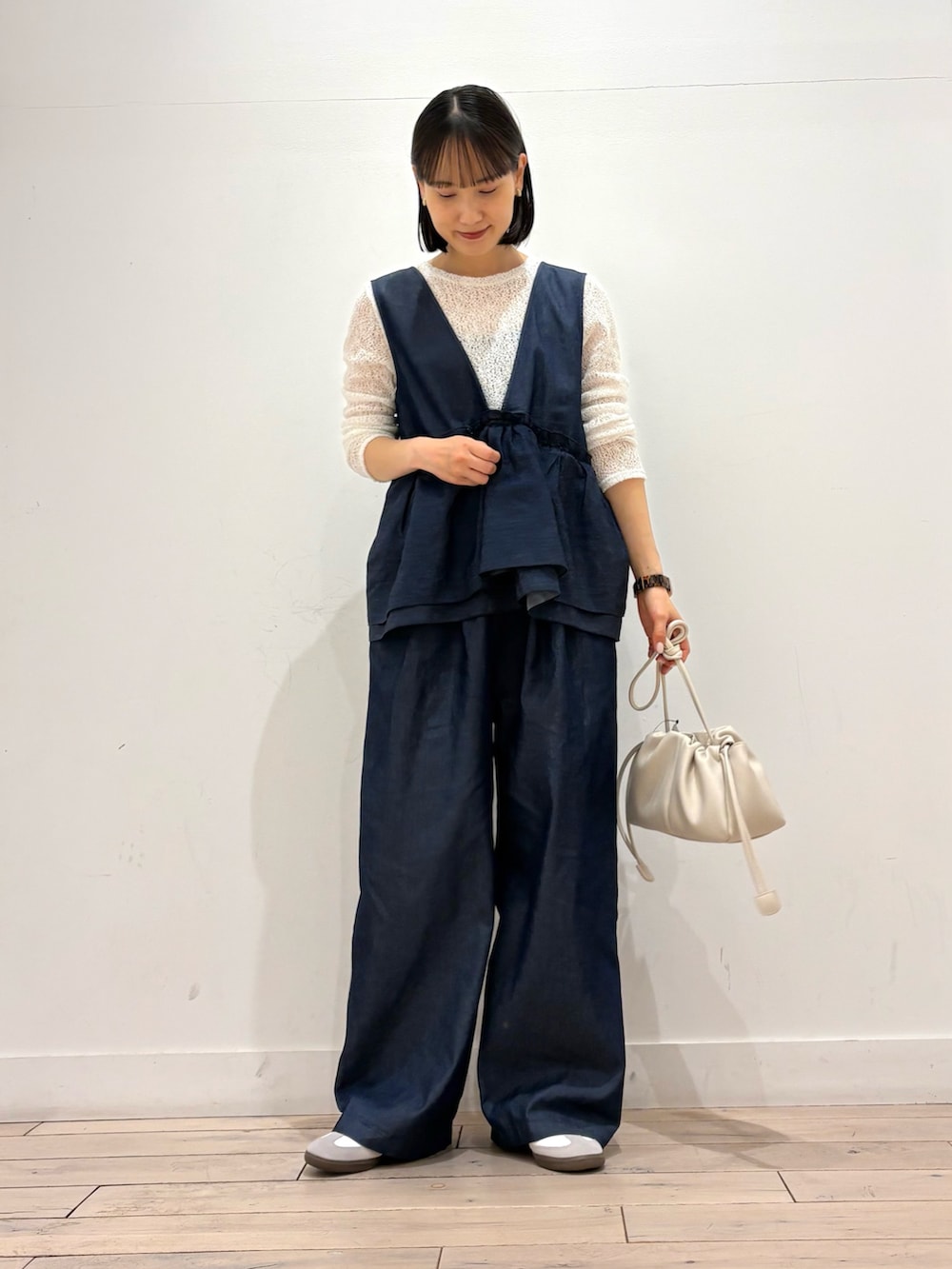 ホワイト系のTシャツ/カットソー、ブルー系のサロペット/オーバーオール、ホワイト系のショルダーバッグを着用したレディースの春コーディネートの2枚目の写真