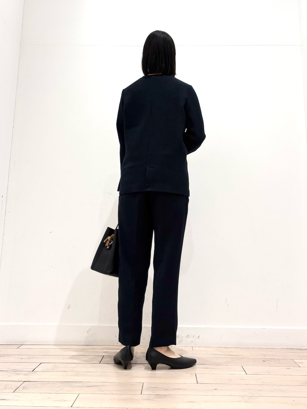 ホワイト系のシャツ/ブラウス、ブルー系のスーツジャケット、ブルー系のその他パンツを着用したレディースの冬コーディネートの4枚目の写真