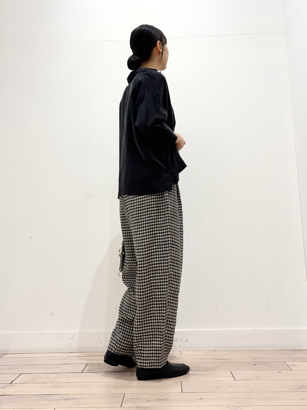 ホワイト系のタンクトップ、ブラック系のシャツ/ブラウス、ブラック系のショルダーバッグを着用したレディースの春コーディネートの4枚目の写真