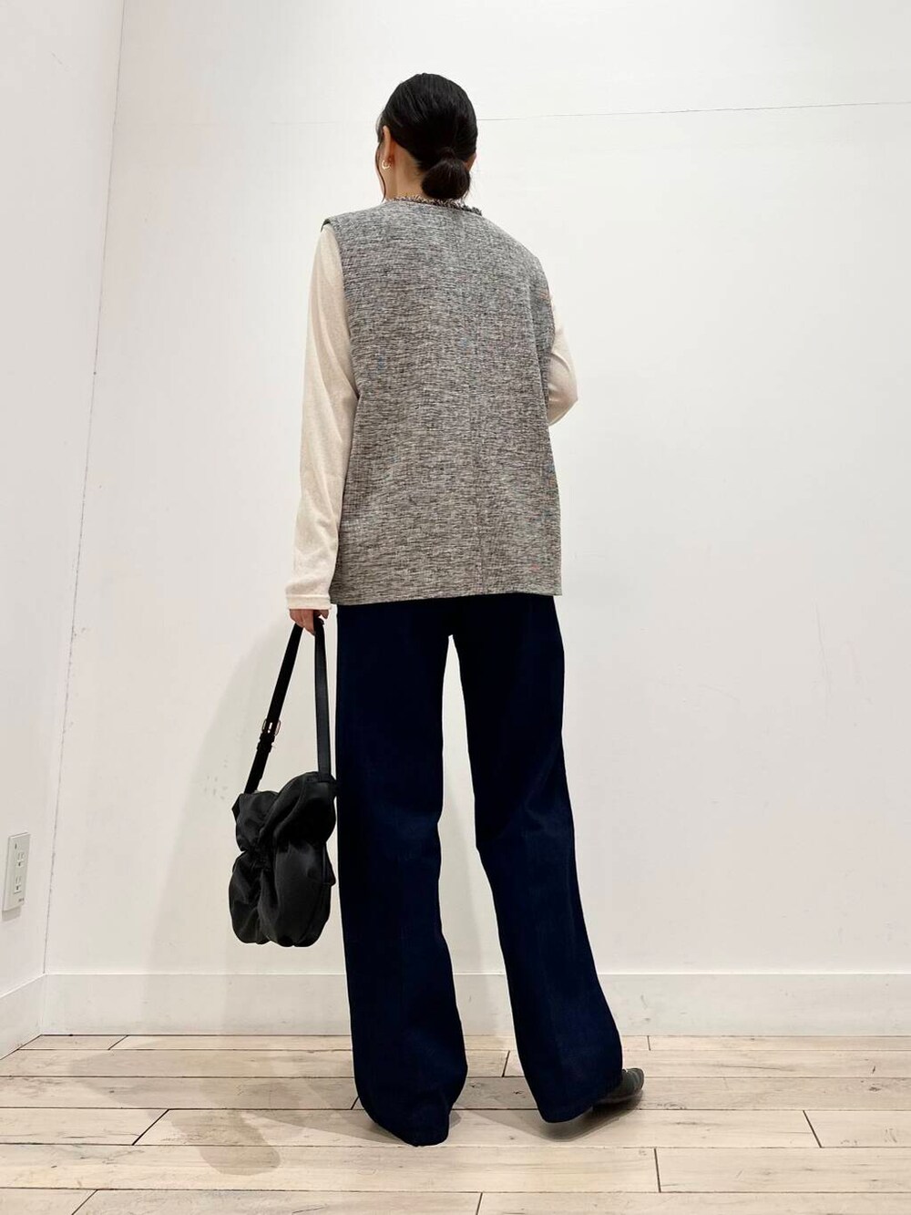 ブラック系のローファー、ホワイト系のTシャツ/カットソー、グレー系のベストを着用したレディースの夏コーディネートの3枚目の写真