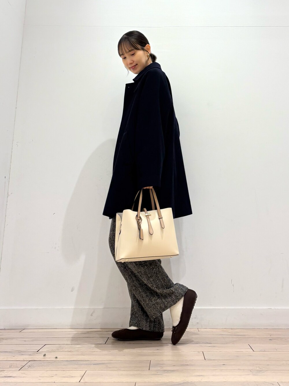 ホワイト系のTシャツ/カットソー、ブルー系のピーコート、グレー系のその他パンツを着用したレディースの冬コーディネートの2枚目の写真