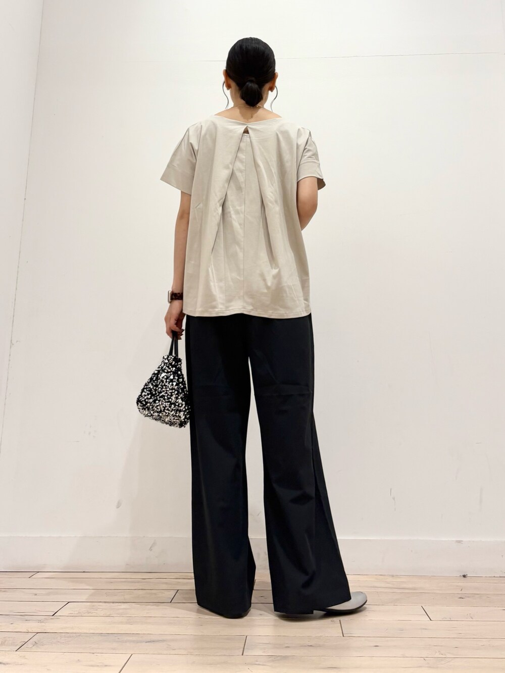 グレー系のTシャツ/カットソー、グレー系のその他パンツ、ブラック系のショルダーバッグを着用したレディースの夏コーディネートの4枚目の写真