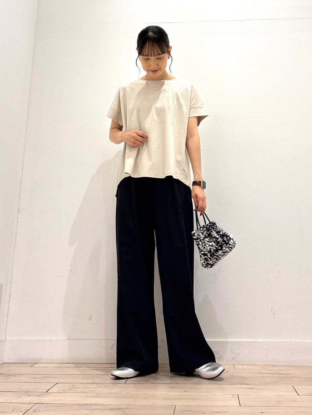 グレー系のその他パンツ、グレー系のTシャツ/カットソー、ブラック系のショルダーバッグを着用したレディースの夏コーディネートの2枚目の写真