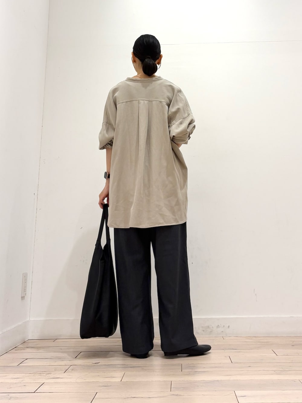 ベージュ系のシャツ/ブラウス、ブラック系のトートバッグ、ブラック系のパンプスを着用したレディースの秋コーディネートの6枚目の写真