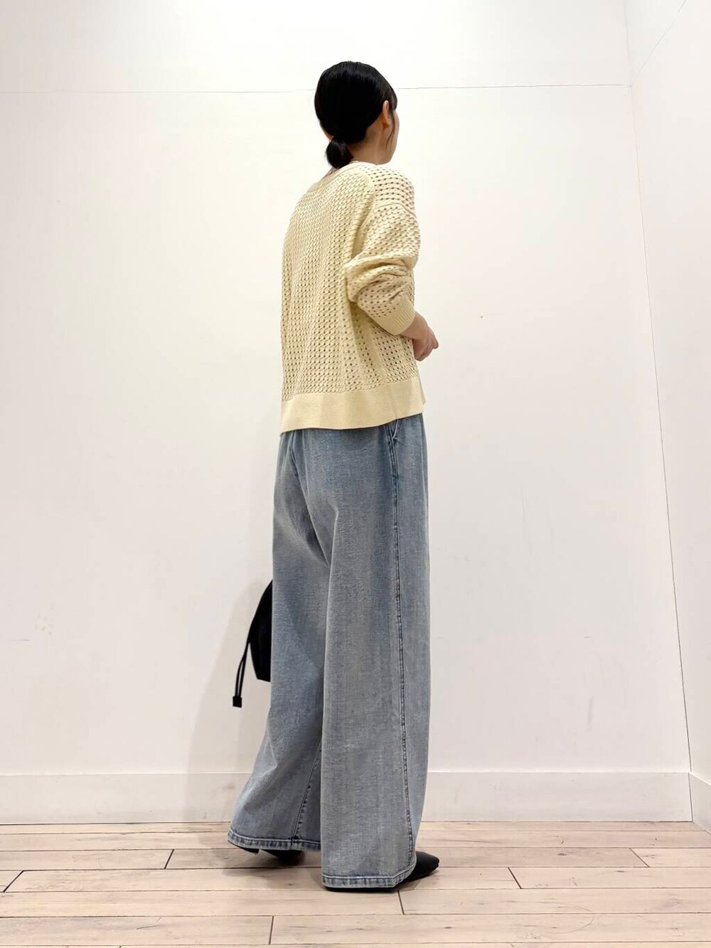 ブルー系のデニムパンツ、グリーン系のその他アウター、ブラック系のパンプスを着用したレディースの春コーディネートの4枚目の写真