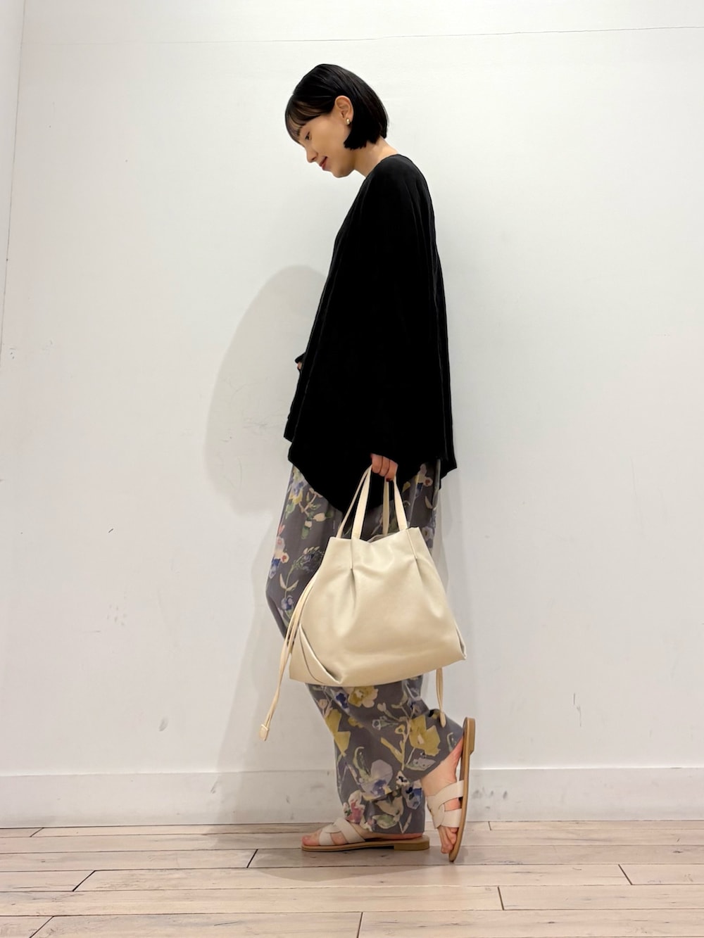 ブラック系のシャツ/ブラウス、グレー系のその他パンツ、ホワイト系のショルダーバッグを着用したレディースの春コーディネートの3枚目の写真