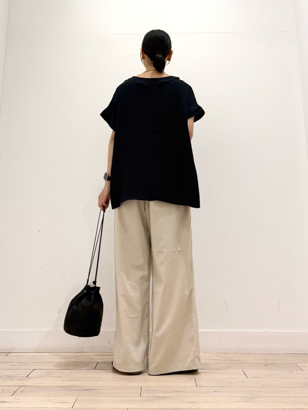 ブルー系のシャツ/ブラウス、ホワイト系のその他パンツ、ブラック系のショルダーバッグを着用したレディースの夏コーディネートの3枚目の写真