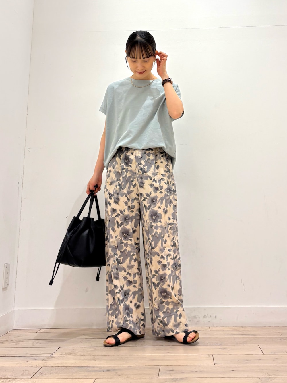 グリーン系のTシャツ/カットソー、グレー系のその他パンツ、ブラック系のショルダーバッグを着用したレディースの夏コーディネートの2枚目の写真