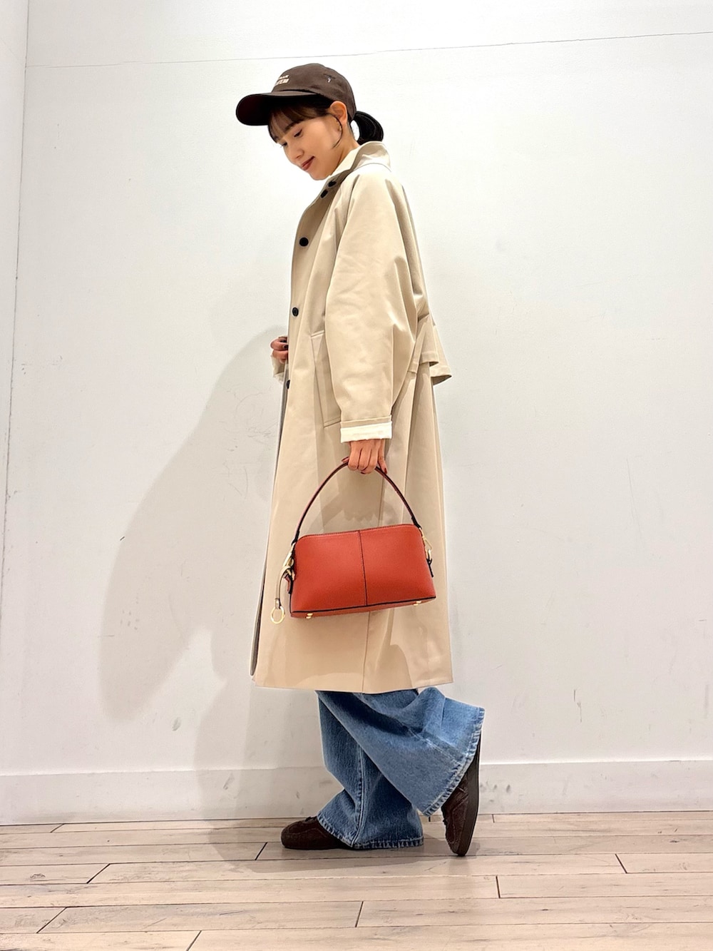 ベージュ系のその他アウター、ホワイト系のTシャツ/カットソー、ブルー系のデニムパンツを着用したレディースの冬コーディネートの3枚目の写真