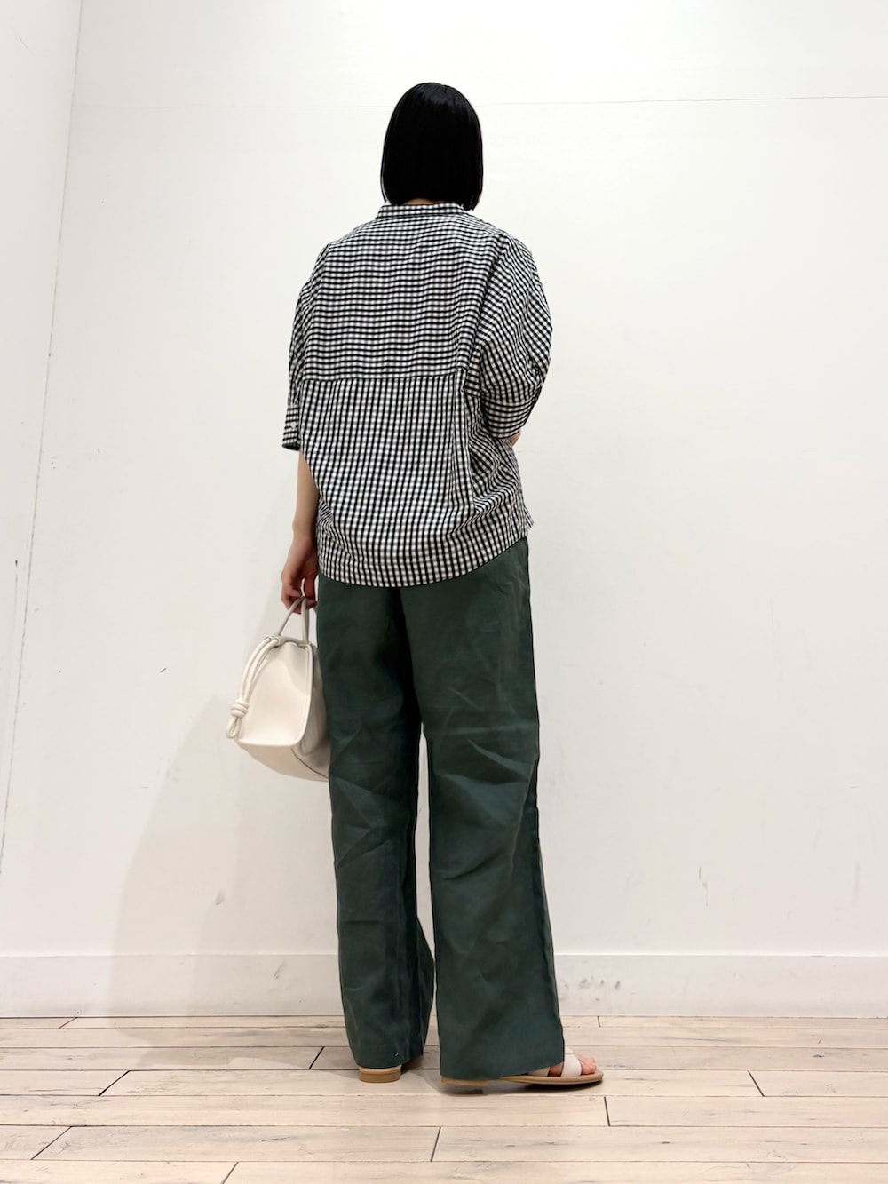 ホワイト系のタンクトップ、グリーン系のその他パンツ、ホワイト系のトートバッグを着用したレディースの春コーディネートの6枚目の写真