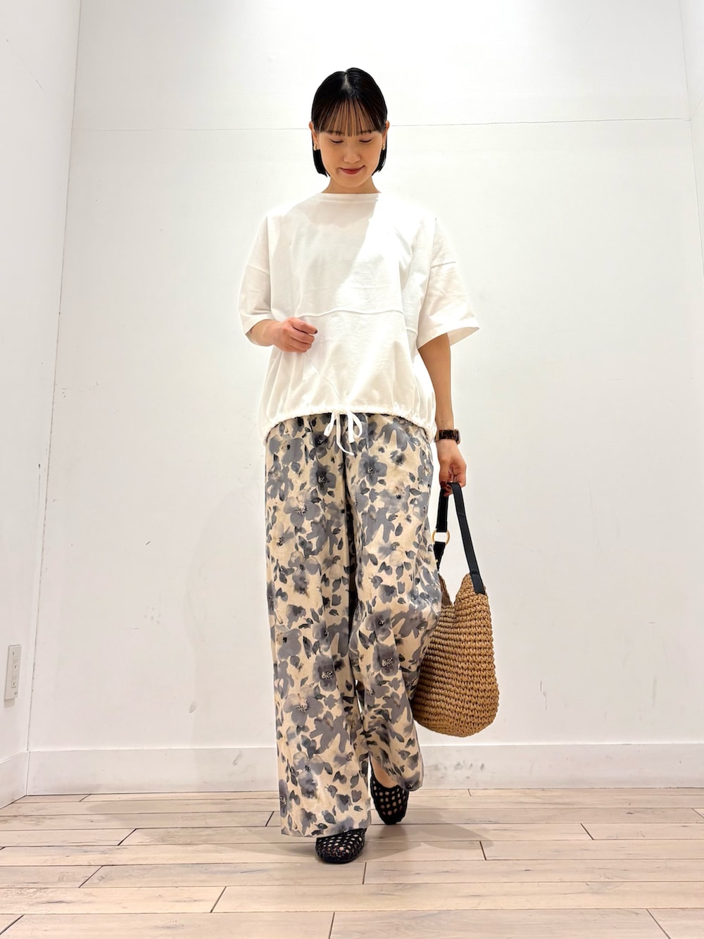 ホワイト系のTシャツ/カットソー、グレー系のその他パンツ、イエロー系のトートバッグを着用したレディースの春コーディネートの2枚目の写真
