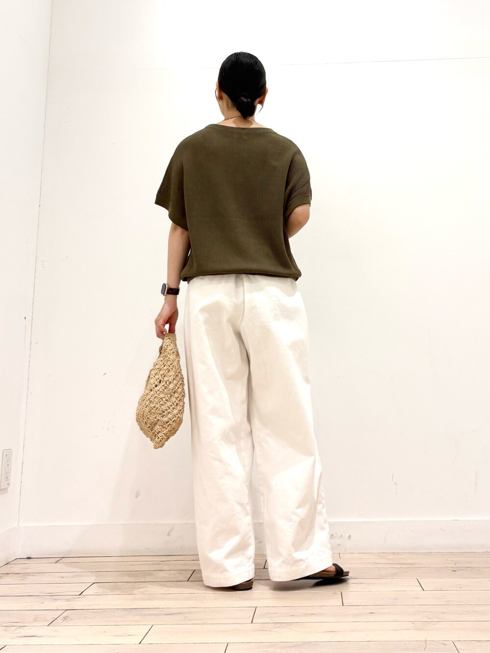 ホワイト系のその他パンツ、ベージュ系のハンドバッグ、ブラック系のサンダルを着用したレディースの夏コーディネートの5枚目の写真