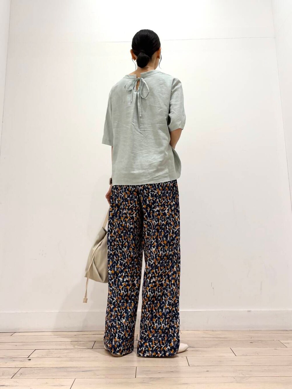 ホワイト系のローファー、ブルー系のその他パンツ、グリーン系のシャツ/ブラウスを着用したレディースの夏コーディネートの4枚目の写真