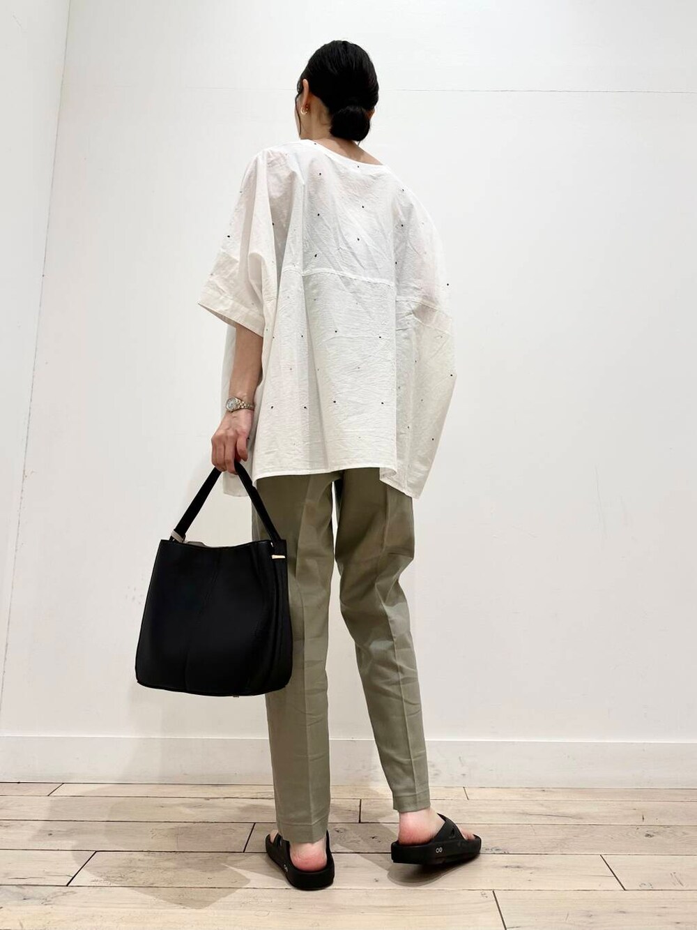 グリーン系のその他パンツ、ブラック系のバレエシューズ、ブラック系のハンドバッグを着用したレディースの夏コーディネートの3枚目の写真