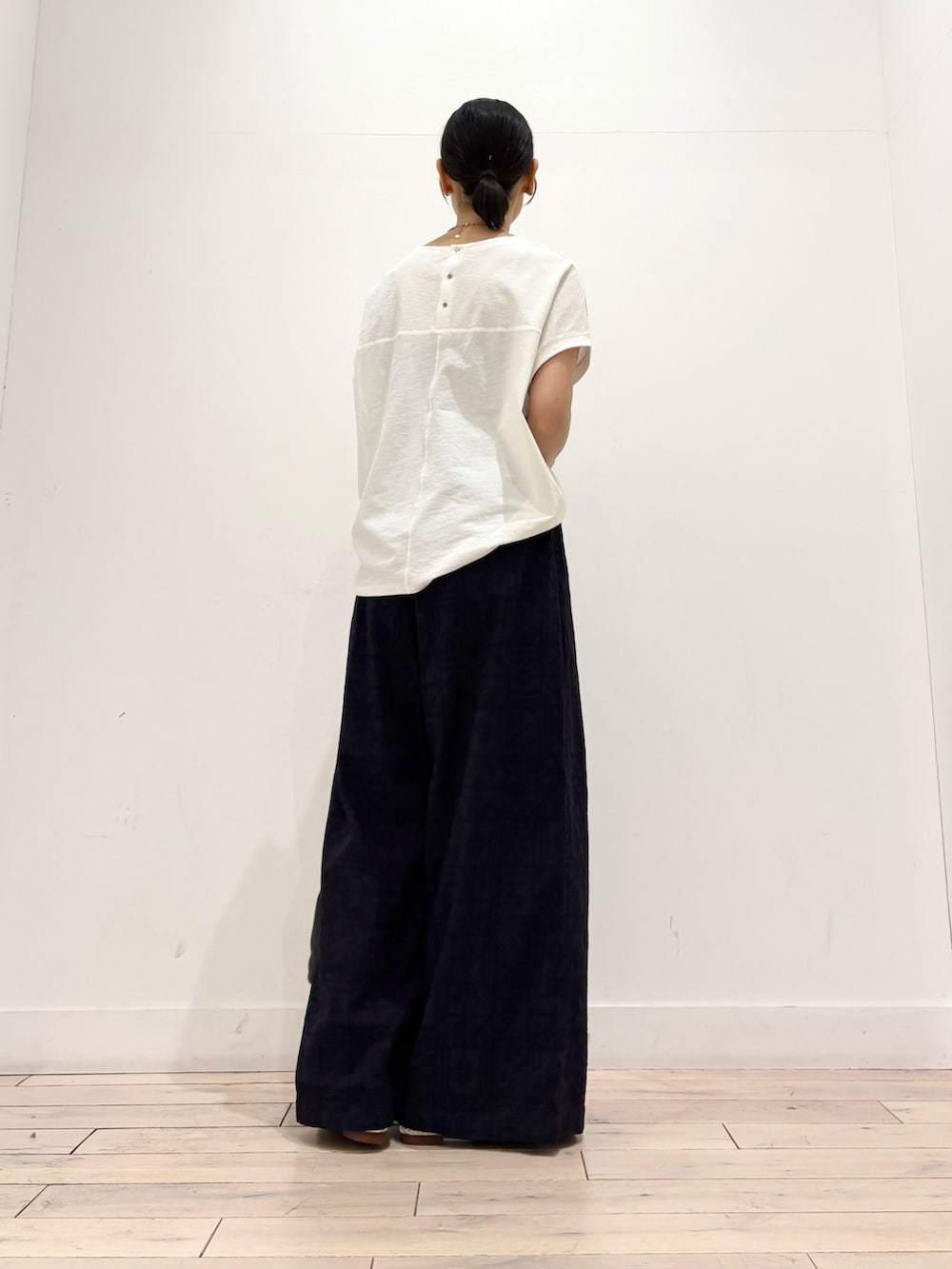 ホワイト系のTシャツ/カットソー、ブルー系のその他パンツ、ブラック系のショルダーバッグを着用したレディースの夏コーディネートの4枚目の写真