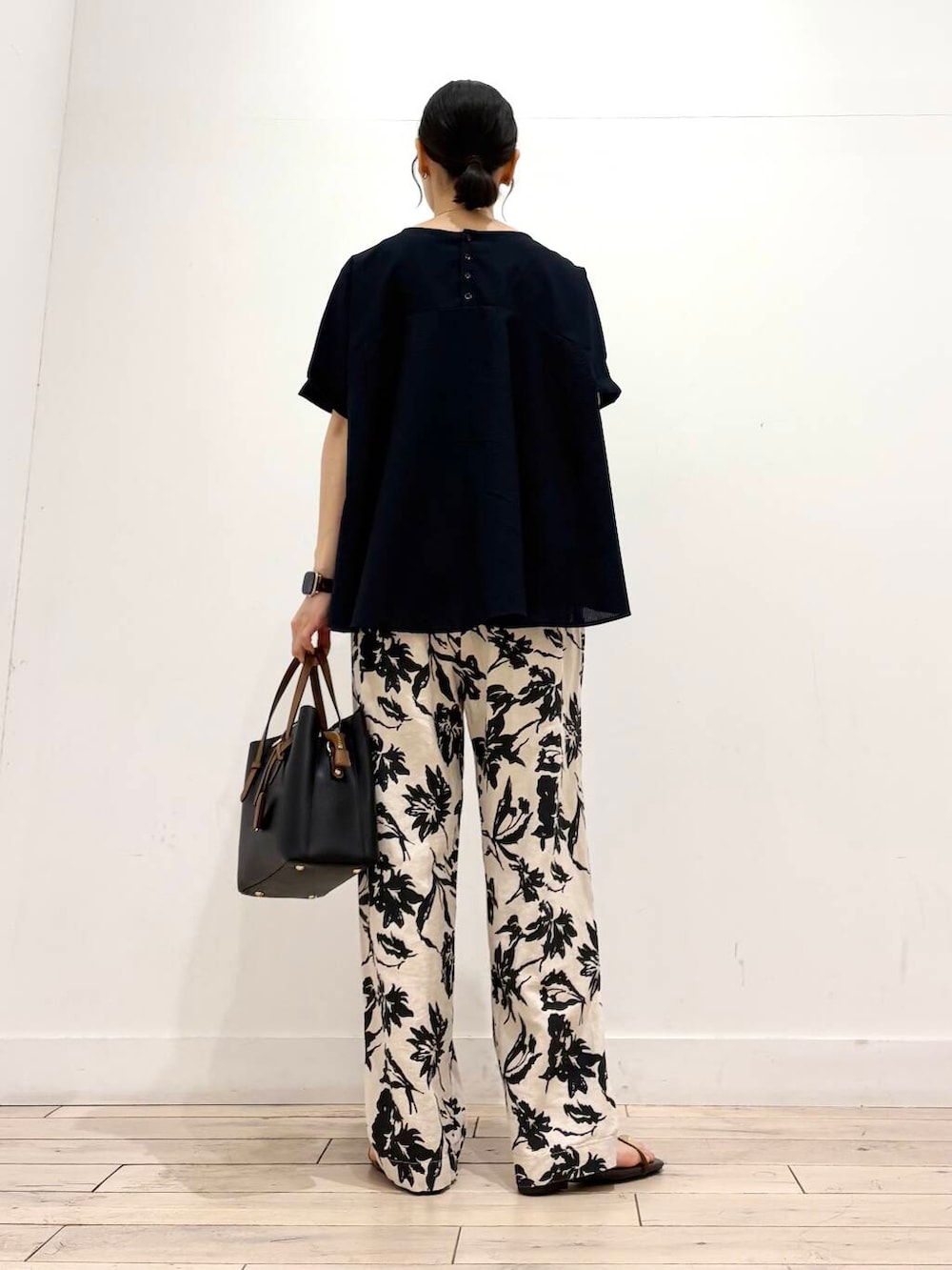 「モノトーン、イージーパンツ、ママコーデ、ブラウス、RODESKO、フラワープリント、SMELLY、アーバンリサーチドアーズ、リネン、ドアーズ、旅行コーデ、帰省コーデ、ストレート×イエベ春」｜「RODE SKOの『ドラマ着用商品』チャーム付ミドルバッグ『Msize』（トートバッグ、ブラック系）」を使った、amiさん（レディース・160cm）の夏コーディネートの4枚目の写真