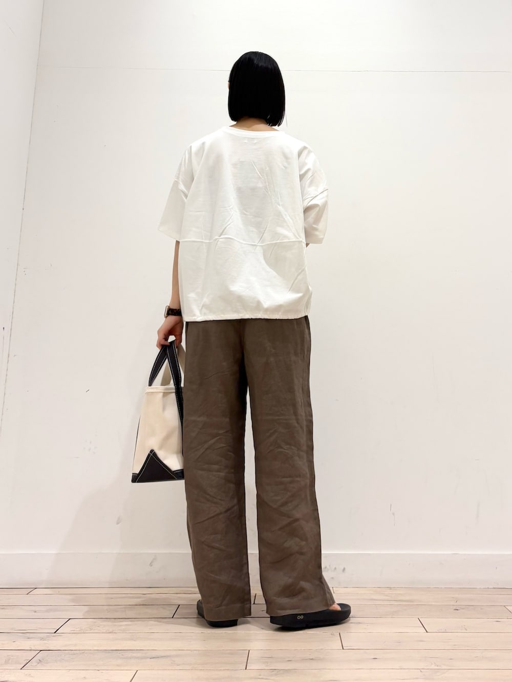ホワイト系のTシャツ/カットソー、グレー系のトートバッグ、ブラウン系のその他パンツを着用したレディースの春コーディネートの6枚目の写真