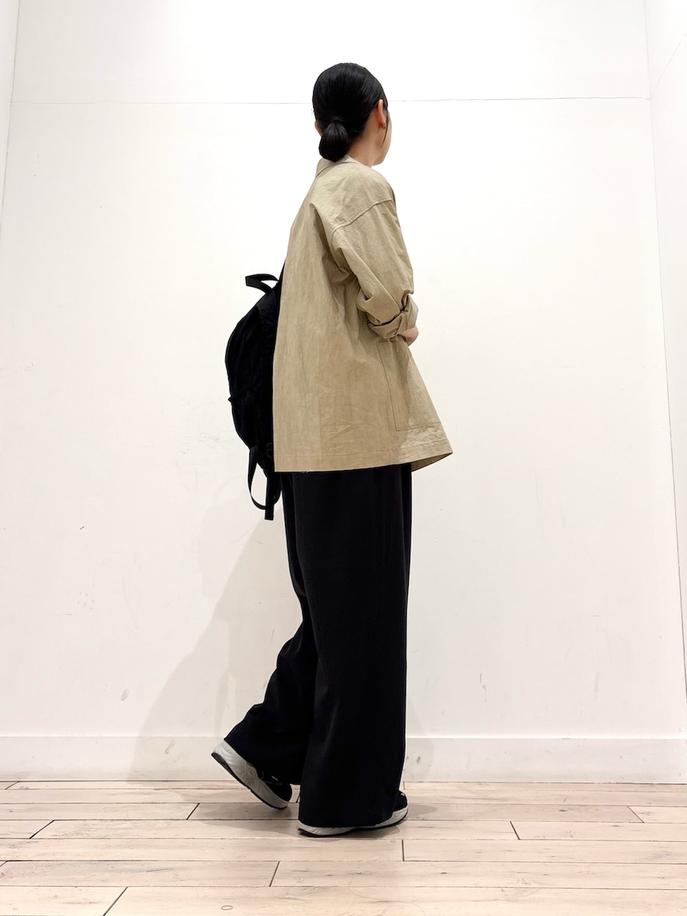 ベージュ系のその他アウター、ブラック系のその他パンツ、ブラック系のスニーカーを着用したレディースの春コーディネートの2枚目の写真