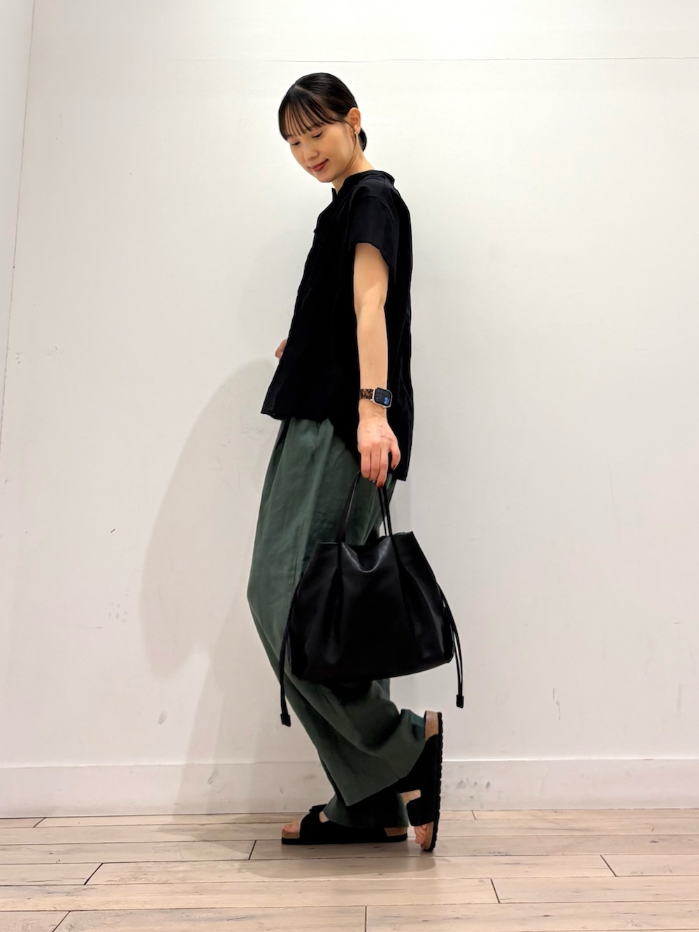 ブラック系のシャツ/ブラウス、グリーン系のその他パンツ、ブラック系のショルダーバッグを着用したレディースの夏コーディネートの4枚目の写真