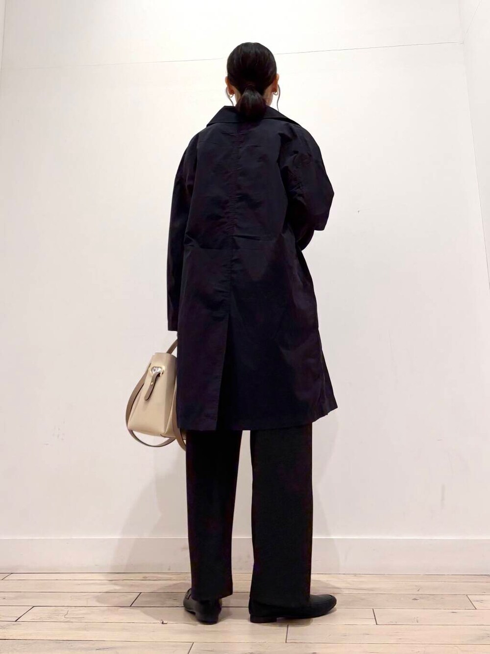 ホワイト系のトートバッグ、ブラック系のローファー、グレー系のその他パンツを着用したレディースの春コーディネートの2枚目の写真