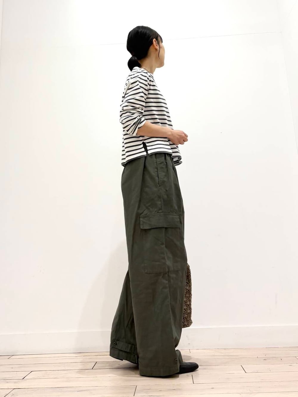 ブラック系のローファー、グレー系のトートバッグ、ホワイト系のTシャツ/カットソーを着用したレディースの春コーディネートの2枚目の写真